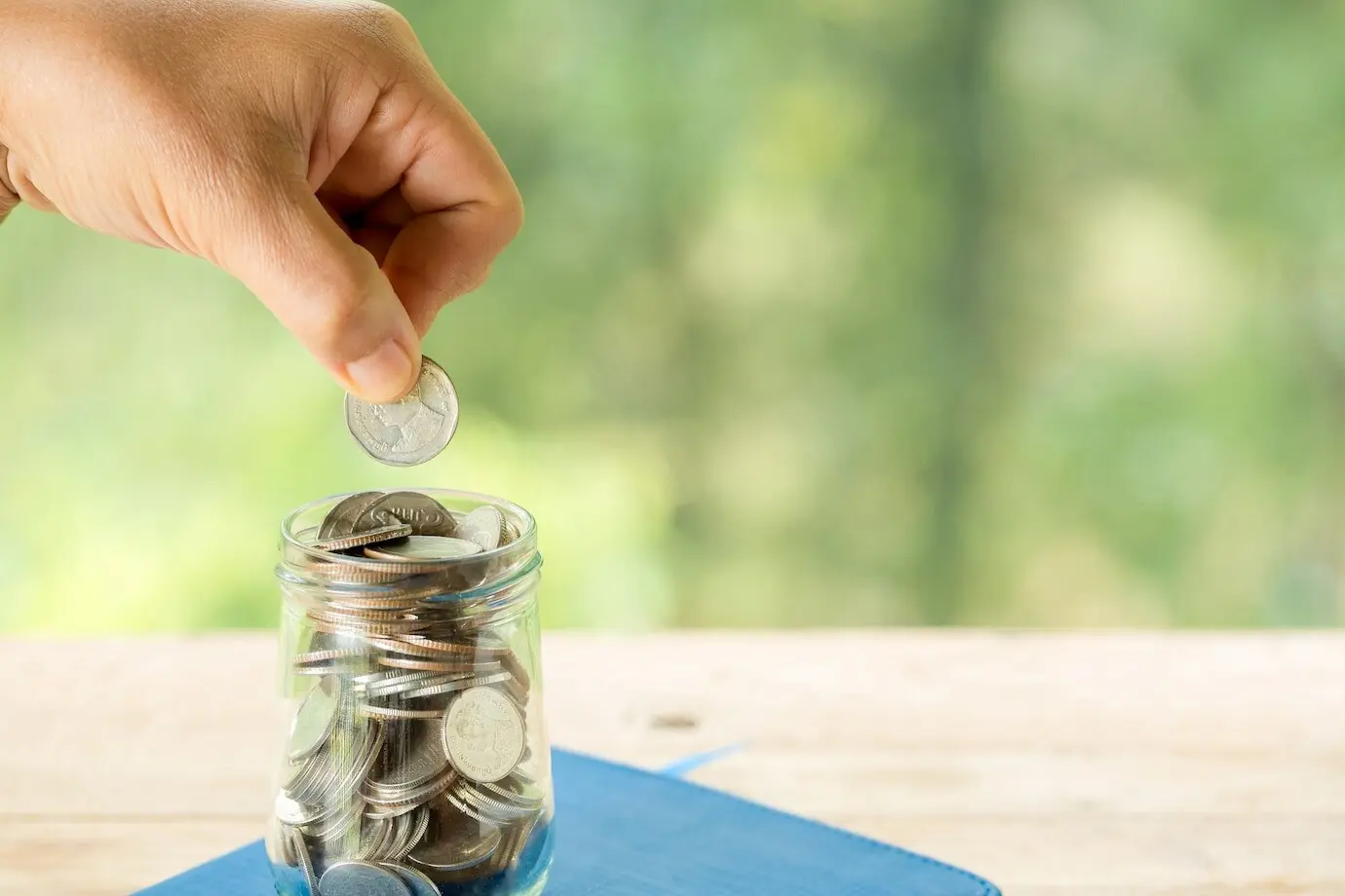 Un primer plano de una botella y una moneda.